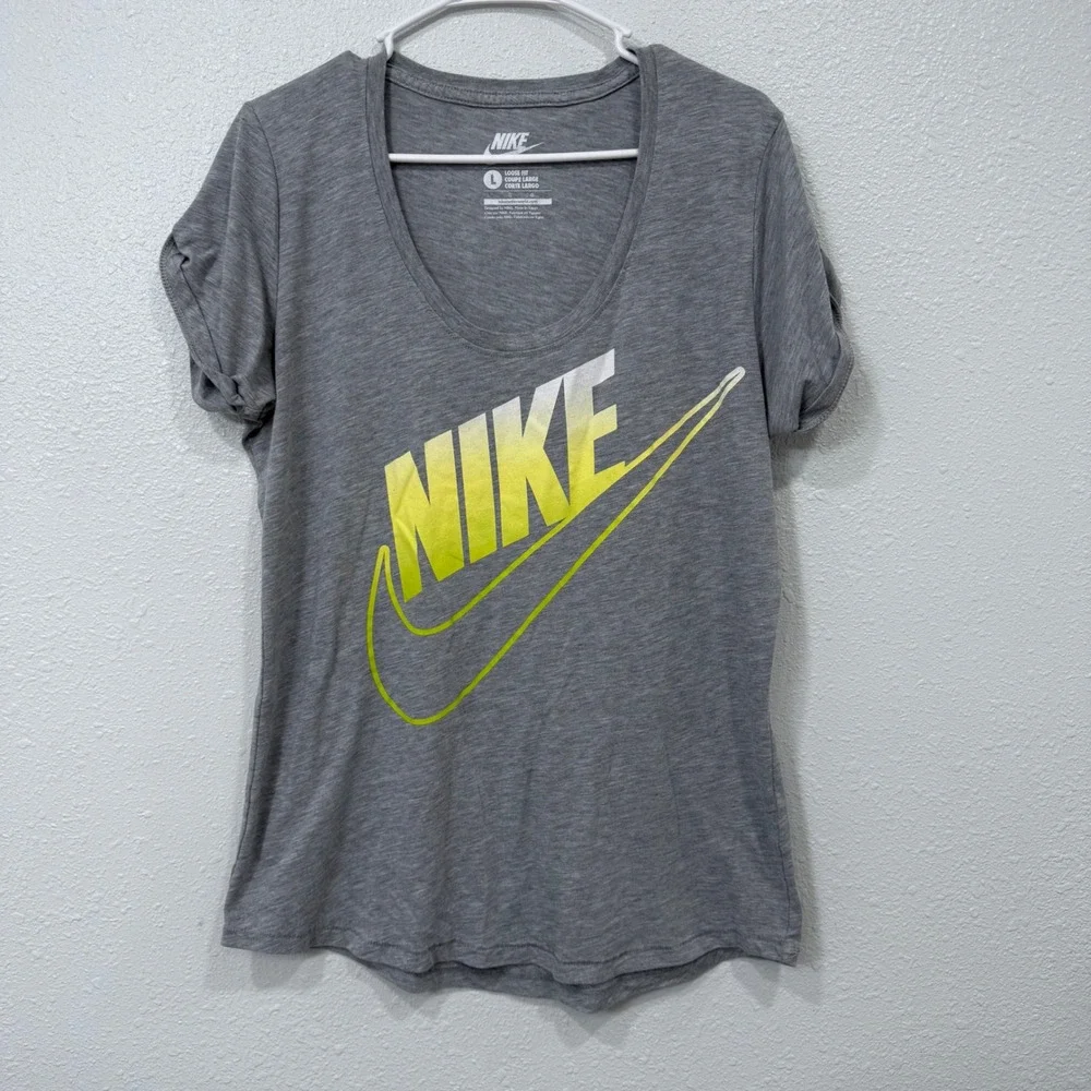 Nike Womens Loose Fit Grey Graphic Tee Yellow Gradient Swoosh 717329-064 Size L